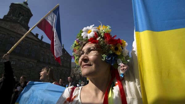 Une femme ukrainienne se trouve en face du Palais Royal lors d'une manifestation pendant le référendum - Sputnik Afrique