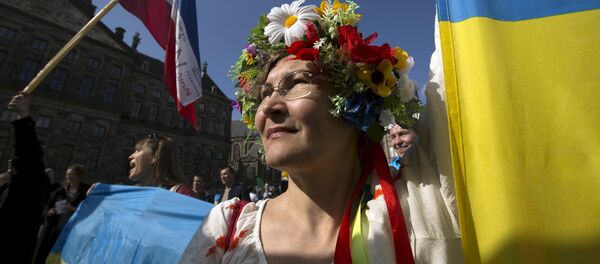 Une femme ukrainienne se trouve en face du Palais Royal lors d'une manifestation pendant le référendum - Sputnik Afrique