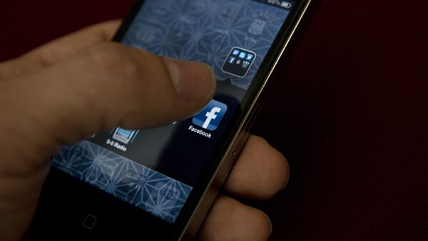 A view of and Apple iPhone displaying the Facebook app's splash screen May 10, 2012 in Washington, DC - Sputnik Afrique