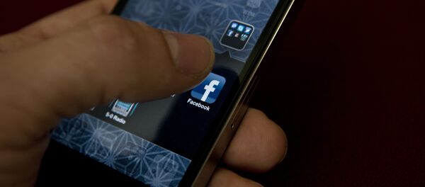 A view of and Apple iPhone displaying the Facebook app's splash screen May 10, 2012 in Washington, DC - Sputnik Afrique