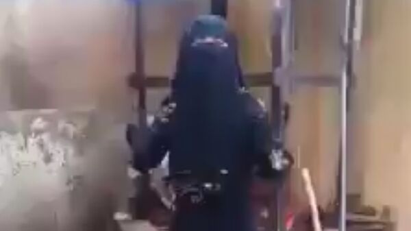 Une femme, qui est intervenue à la télévision pour révéler la situation désespérée des habitants de la ville - Sputnik Afrique