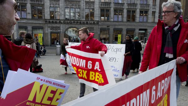Les manifestants appellent à un vote «NON» dans le prochain UE-Ukraine référendum de mercredi - Sputnik Afrique