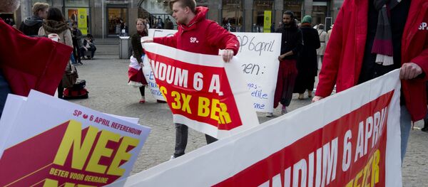 Les manifestants appellent à un vote «NON» dans le prochain UE-Ukraine référendum de mercredi - Sputnik Afrique