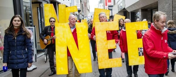 Les manifestants appellent à un vote «NON» dans le prochain UE-Ukraine référendum - Sputnik Afrique
