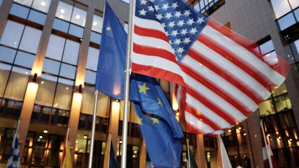 le drapeau des États-Unis et de l'Union européenne  - Sputnik Afrique