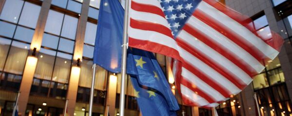 le drapeau des États-Unis et de l'Union européenne - Sputnik Afrique