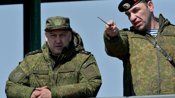 Le général Sergueï Sourovikine (à gauche)  lors d'exercices militaires en Russie (archive photo) - Sputnik Afrique
