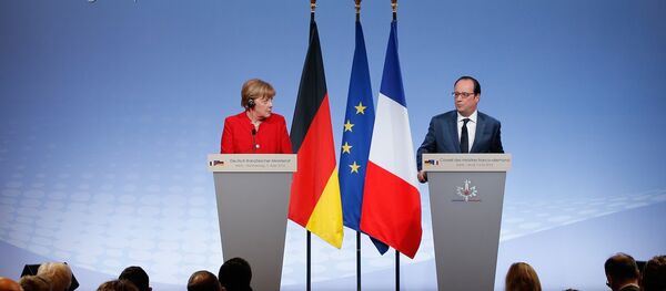 German Chancellor Angela Merkel (L) and French President Francois Hollande leave after a news conference during a joint Franco-German cabinet meeting in Metz, France, April 7, 2016. REUTERS/Vincent Kessler - Sputnik Afrique