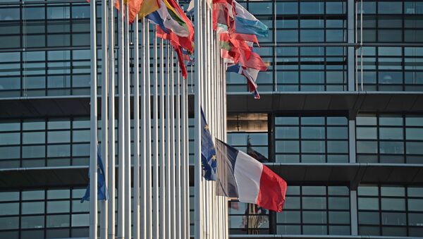 This photo taken on November 16, 2015 shows the French and European Union flags flying at half-mast in front of the European Parliament building in Strasbourg, eastern France, on November 16, 2015, as a tribute to victims of the November 13 attacks in Paris. - Sputnik Afrique