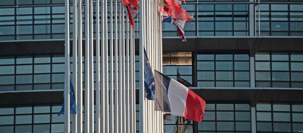 This photo taken on November 16, 2015 shows the French and European Union flags flying at half-mast in front of the European Parliament building in Strasbourg, eastern France, on November 16, 2015, as a tribute to victims of the November 13 attacks in Paris. - Sputnik Afrique