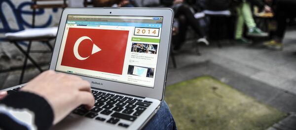 A person uses a laptop computer showing a Turkish flag on March 27, 2014 in Istanbul - Sputnik Afrique