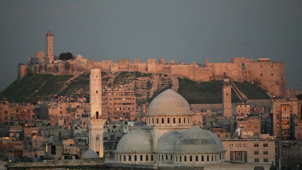 A picture taken 17 March 2006 shows a general view of the historic Syrian city of Aleppo, 350 kms north of Damascus, with its landmark cytadel in the background. - Sputnik Afrique