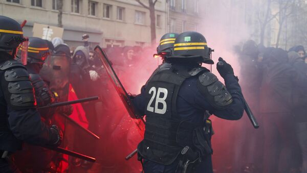 French CRS riot police face off with French high school and university students during a demonstration against the French labour law proposal in Paris, France, April 5, 2016 - Sputnik Afrique