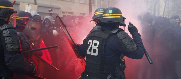 French CRS riot police face off with French high school and university students during a demonstration against the French labour law proposal in Paris, France, April 5, 2016 - Sputnik Afrique