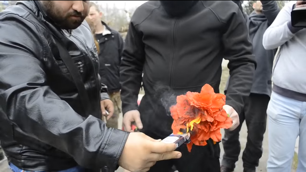 Des radicaux ukrainiens détruisent un mémorial improvisé à Odessa - Sputnik Afrique