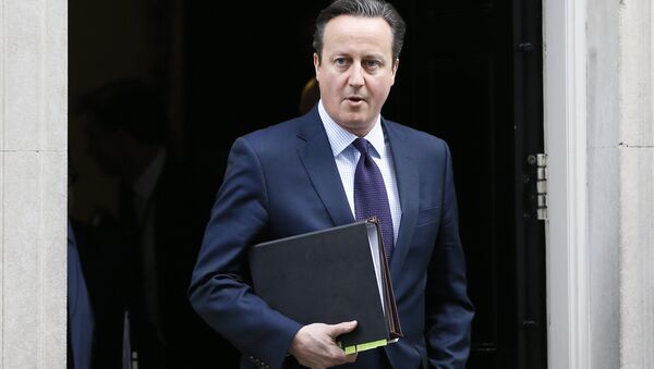 Britain's Prime Minister David Cameron leaves 10 Downing Street to attend Parliament in London, Thursday, Nov. 26, 2015. - Sputnik Afrique