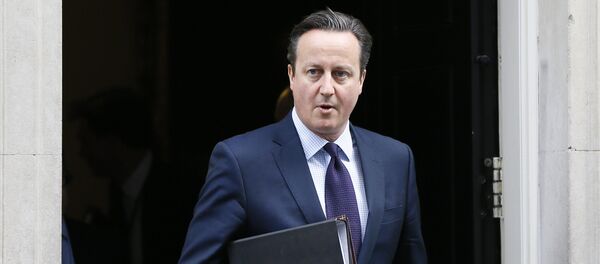 Britain's Prime Minister David Cameron leaves 10 Downing Street to attend Parliament in London, Thursday, Nov. 26, 2015. - Sputnik Afrique