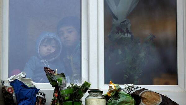 Two children look out of a window at a refugee accommodation in Chemnitz, Germany, March 20, 2016. Picture taken March 20, 2016. - Sputnik Afrique