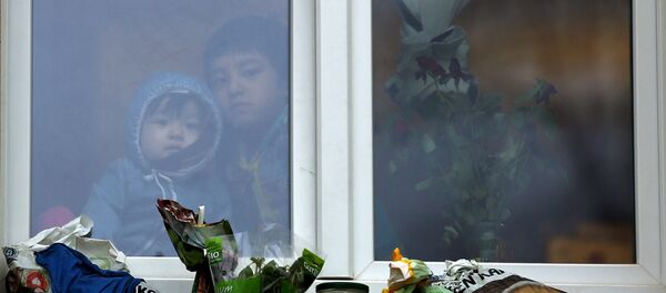 Two children look out of a window at a refugee accommodation in Chemnitz, Germany, March 20, 2016. Picture taken March 20, 2016. - Sputnik Afrique
