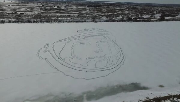 Un lac russe décoré d’un immense portrait de Gagarine - Sputnik Afrique