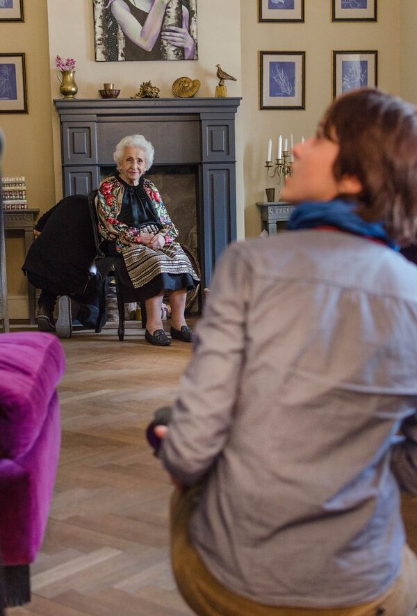 En fait, c'est la solitude qui est la maladie la plus sérieuse de notre siècle. Et c'est à nous d'établir un contact entre les générations... - Sputnik Afrique