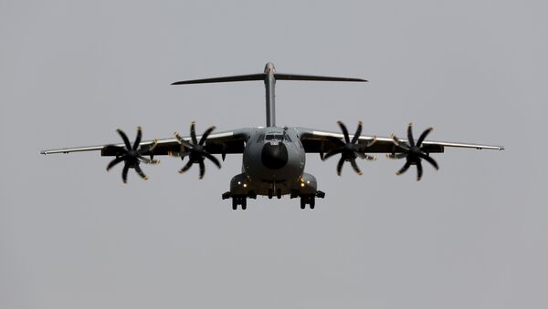 Un avion militaire Airbus A400M s'atterrit pendant un vol d'essai à l'aéroport de Séville, le 12 mai 2015 - Sputnik Afrique