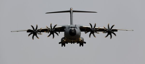 Un avion militaire Airbus A400M s'atterrit pendant un vol d'essai à l'aéroport de Séville, le 12 mai 2015 - Sputnik Afrique