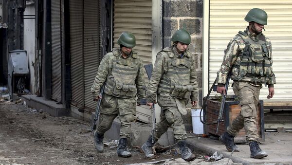 Les soldats turcs patrouillent dans le district de Sur dans la ville de Diyarbakir - Sputnik Afrique