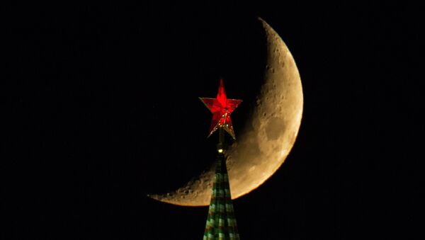 Луна над Московским Кремлем - Sputnik Afrique