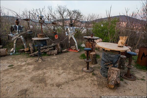 Ce camp des Loups de la nuit est doté d'un bar où on joue toujours de la musique rock. - Sputnik Afrique