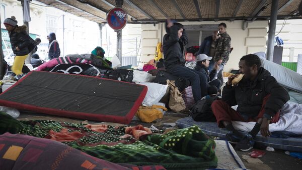 This photo taken on March 23, 2016 shows migrants in a makeshift camp of refugees and migrants from Afghanistan, Sudan, Somalia, Erytrea, set under the Paris elevated railroad near the Stalingrad subway station. - Sputnik Afrique