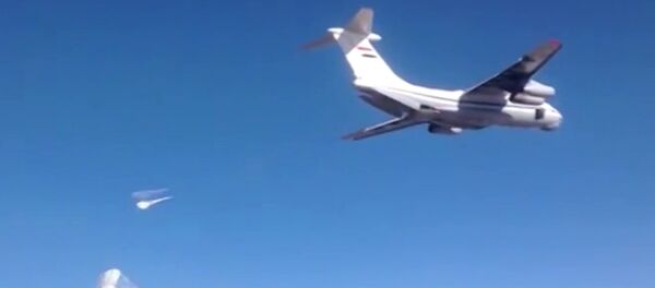 L'aide humanitaire larguée sur les plates-formes parachute russes dans la région de Deir ez-Zor, en Syrie - Sputnik Afrique