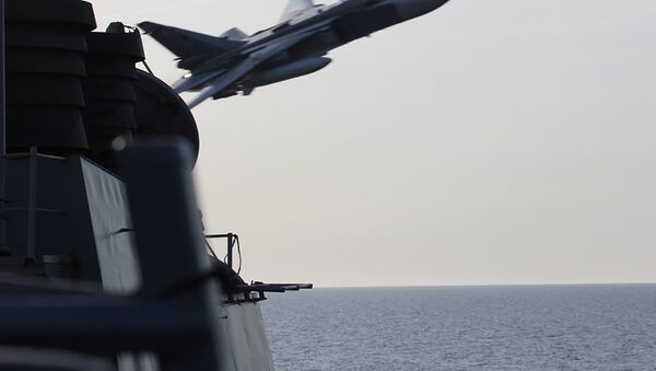 Deux bombardiers russes survolent un navire américain - Sputnik Afrique