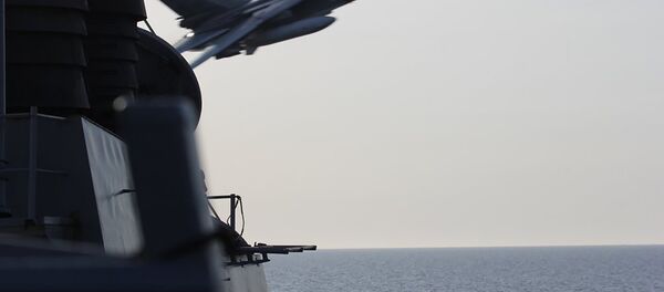 Deux bombardiers russes survolent un navire américain - Sputnik Afrique