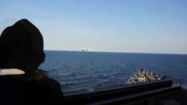 Le survol du destroyer américain USS Donald Cook - Sputnik Afrique