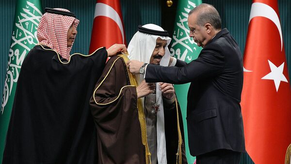 Le roi saoudien Salmane ben Abdelaziz Al Saoud et le président turc Recep Tayyip Erdogan - Sputnik Afrique