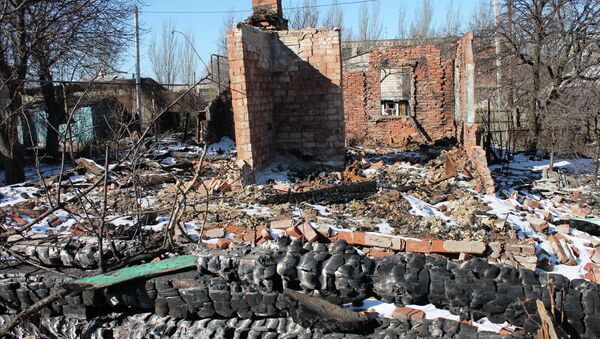 Cottages where people lived destroyed by shelling in Gorlovka in Donbass - Sputnik Afrique