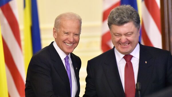 Joe Biden et Piotr Porochenko - Sputnik Afrique
