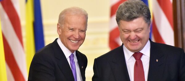 Joe Biden et Piotr Porochenko - Sputnik Afrique