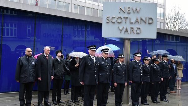 Des officiers de police britanniques observant une minute de silence en hommage à leurs collègues français tués lors des attentats de novembre 2015 à Paris - Sputnik Afrique