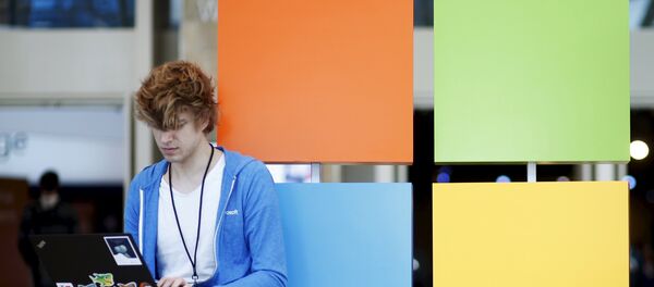 An attendee works next to the Microsoft logo during the Microsoft Build 2016 Developers Conference in San Francisco, California March 30, 2016. REUTERS/Beck Diefenbach - Sputnik Afrique