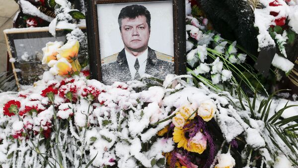 Цветы на фоне портрета погибшего летчика Олега Пешкова во время его похорон в Липецке - Sputnik Afrique