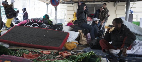 Campement de migrants sous le métro aérien Stalingrad  à Paris - Sputnik Afrique