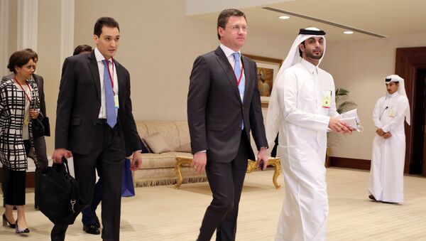 Russian Energy Minister Russian Energy Minister Alexander Novak, center, arrives at an oil-producers' meeting in Doha, Qatar, on Sunday, April 17, 2016. - Sputnik Afrique