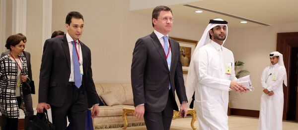 Russian Energy Minister Russian Energy Minister Alexander Novak, center, arrives at an oil-producers' meeting in Doha, Qatar, on Sunday, April 17, 2016. - Sputnik Afrique