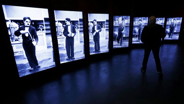 A visitor looks at screens showing Charlie Chaplin during a media tour of 'Chaplin's World', an interactive museum celebrating the life and works of the comic actor, in Corsier near Vevey, Switzerland, April 16, 2016. - Sputnik Afrique