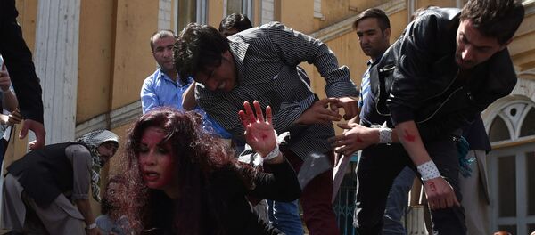 Des acteurs jouent une scène de lynchage d'une irakienne qui a été brûlée et jetée dans une rivière à Kaboul - Sputnik Afrique