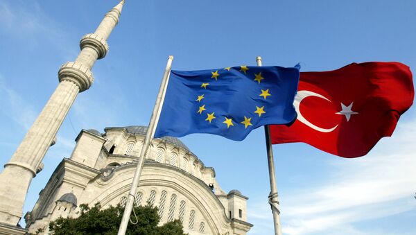 Flags of Turkey, right, and the European Union are seen in front of a mosque in Istanbul, Turkey - Sputnik Afrique