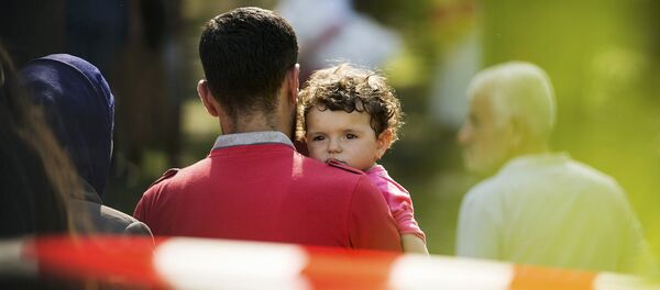 Migrants arrive at a new emergency shelter in a sports hall near the Olympiastadion in Berlin, Germany, September 10, 2015. - Sputnik Afrique