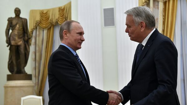 Russian President Vladimir Putin (L) shakes hands with France's Foreign minister Jean-Marc Ayrault prior to a meeting at the Kremlin in Moscow, on April 19, 2016. - Sputnik Afrique